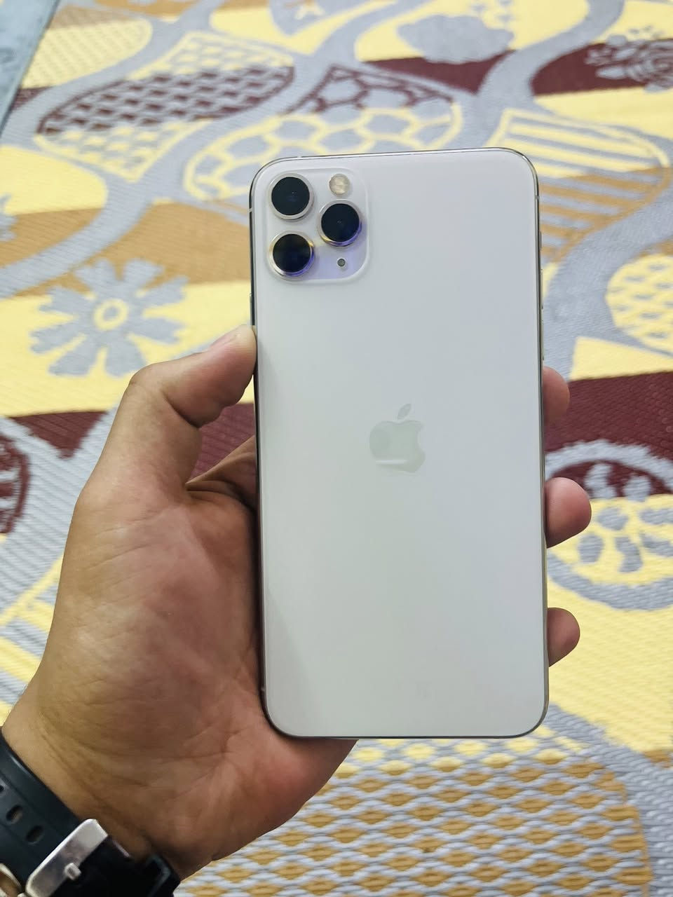 السلام عليكم جهاز ١١ برو ماكس للبيع نضيف جدا مبدل شاشة و بطارية ذاكرة ٢٥٦ بطارية ٩٥ فيس إيدي شغال السعر ٢٥٠ العنوان بغداد الرشاد الرقم *********** هاذ رقم واتساب فقط
