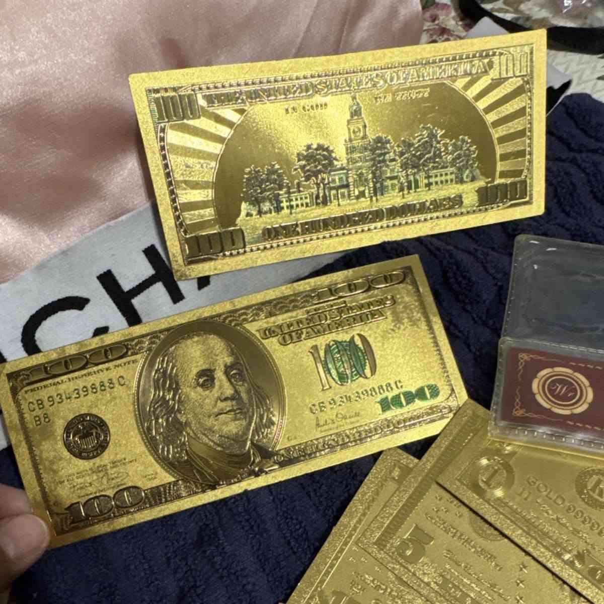 هذه الأوراق النقدية هي نموذج تذكاري مطلي بالذهب من فئة 100 دولار، وتستخدم غالباً للهدايا أو كقطع فنية للديكور.ليست عملة حقيقية: هذه الأوراق مصنوعة من رقائق البوليمر الذهبية وليست ذات قيمة قانونية.تصميم تذكاري: تحمل صوراً وتفاصيل مشابهة للدولار الأمريكي الحقيقي ولكنها غير صالحة للتداول.استخدامات متعددة: يشتريها الناس عادةً للتجميع، أو كقطع فنية للمكتب والمنزل، أو كإضافة مميزة للهدايا
سعر القطعة 5 الف
التواصل خاص 
او الاتصال على الرقم 
***********
هذه الأوراق النقدية هي نموذج تذكاري مطلي بالذهب من فئة 100 دولار، وتستخدم غالباً للهدايا أو كقطع فنية للديكور.ليست عملة حقيقية: هذه الأوراق مصنوعة من رقائق البوليمر الذهبية وليست ذات قيمة قانونية.تصميم تذكاري: تحمل صوراً وتفاصيل مشابهة للدولار الأمريكي الحقيقي ولكنها غير صالحة للتداول.استخدامات متعددة: يشتريها الناس عادةً للتجميع، أو كقطع فنية للمكتب والمنزل، أو كإضافة مميزة للهدايا
