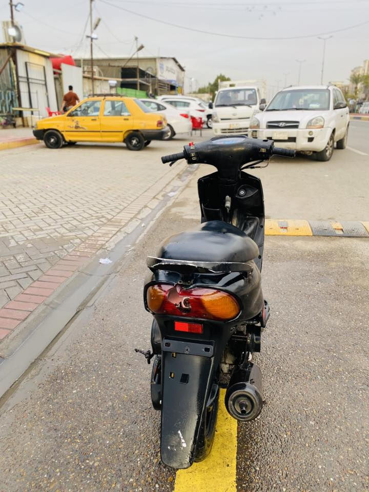 سلام عليكم دراجه قجمه للبيع 
دراجه كلش نضيفه 
محرك خير من لله ناعمه 
اي نقص ما بيها غير بس الجاملغ الأمامي 
كهربائيات كلها شغاله   
تايرات جدد 
العنوان الشعب شارع السواق المركزيه 
رقم *********** 
ما متواجد فقط واتساب
