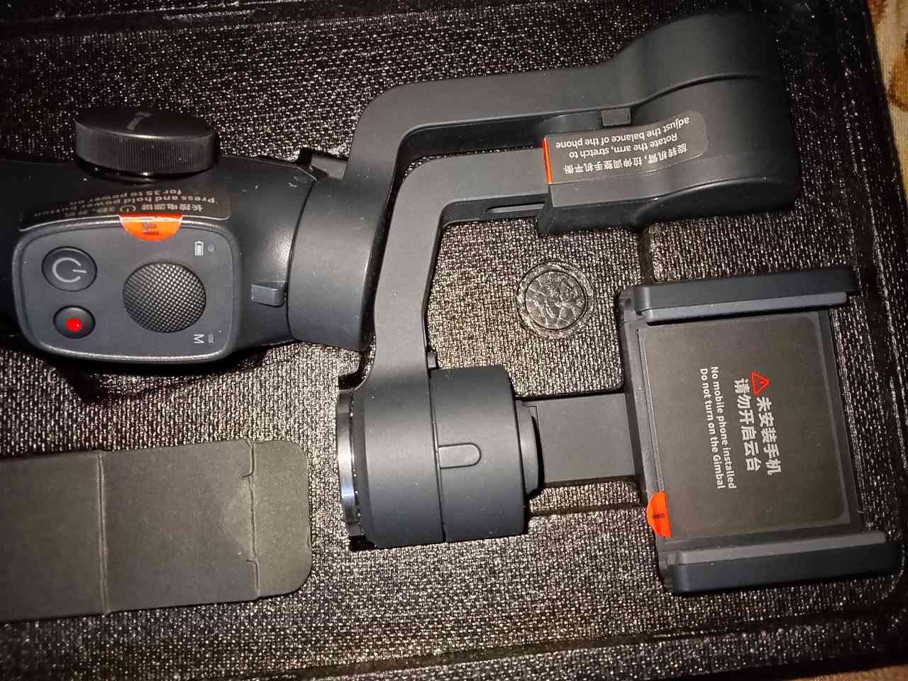 هو مثبت تصوير (Gimbal) من طراز QAML F8، وهو مصمم لتوفير ثبات عالٍ أثناء تصوير الفيديوهات باستخدام الهواتف الذكية أو كاميرات الأكشن.إليك أهم التفاصيل والمواصفات:المواصفات التقنية الرئيسيةنظام التثبيت: ثلاثي المحاور (3-Axis)، مما يقلل الاهتزازات بشكل كبير لإنتاج فيديوهات سينمائية ناعمة.البطارية: سعة 2500 مللي أمبير. تدوم للعمل ما بين 4 إلى 6 ساعات (وقد تصل إلى 10 ساعات حسب ظروف الاستخدام).الشحن: يدعم الشحن السريع عبر منفذ Type-C.التوافق: يدعم الهواتف التي يصل وزنها إلى 250 جرام وبشاشة تصل إلى 7 بوصات.المميزات الوظيفيةأوضاع التصوير: يدعم التبديل السهل بين الوضع الأفقي والعمودي، بالإضافة إلى التصوير البانورامي بزاوية 320 درجة.التحكم:


**إذا كنت صاحب هذا الإعلان وتريد حذفه لأي سبب، رجاءا أرسل رسالة إلى الدعم الفني**