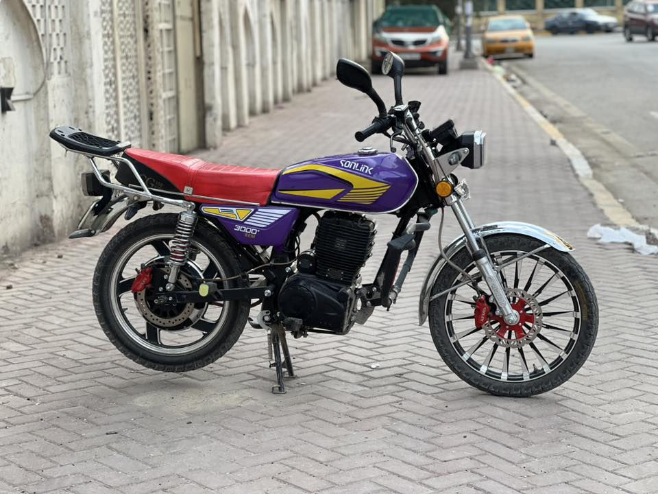 سلامـ عليكمـ  🙋    
       
                   sonlink 
الدراجه إستراد شركة دايوان سيزر مستخدمه إستخدام
قليل وباقيه عل وضع الوكاله أخت الجديده ( طگ كارتون ) 
بطاريه ليثيوم وبحجم 72 V  و  50  AH  وبقدرة الملف 3600 واط 
   إنطلاقـــــــيه مو طبيعيه شرط تشگ الهوىٰ والگـــــــاع
                   صــــــــ🚀ــــــــــاروخ 
ويل كب أمامـي وخلـفي الفرامـــل تعـمل بنـــظام الدســــگ
السرعه إللي بالشاشه تقرأ  106 كم والفعليه مقاربه ل هـــذا
                                 الرقم 
      والمسافه إللي تقطعها الدراجه بالشحنه الواحده
                    من  95  الىٰ  100 كم 
أما إستهلاكه لل شحن بطيئ جداً جداً وين يالا تخــلصه
                              للشحن 

اي استفسار اتصال 

***********
