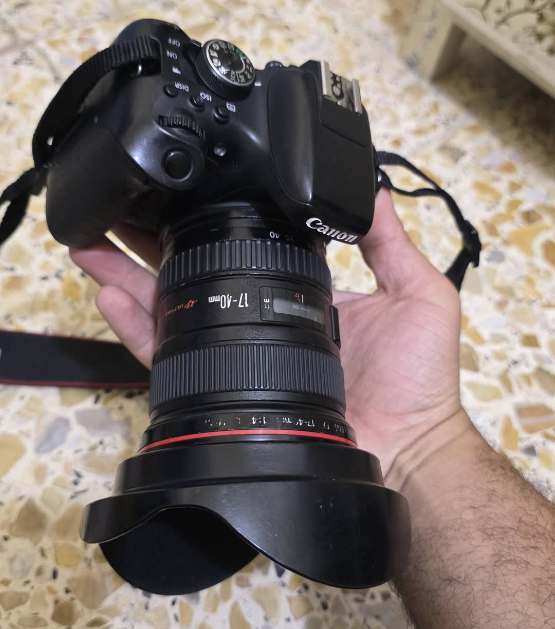 كامرا كانون 750D مع عدسه 17 40 فتحه4 الرنك الاحمر
مع كامل ملحقات قباقه العدسه بطاريتين شاجنه الاصليه سير كتف سعر العدسه ٣٠٠ الف سعر البدي ٢٥٠ 
سعر ال٢ ٥٠٠ الف ***********
