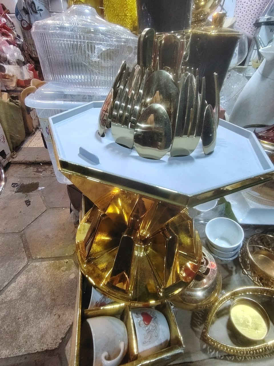 عرض خاص حماله مع خواشيك حجم كبير 24قطعه اصليه مذهبه سعر 15000جمله فقط وتساب ***********يوجد توصيل مجاني
