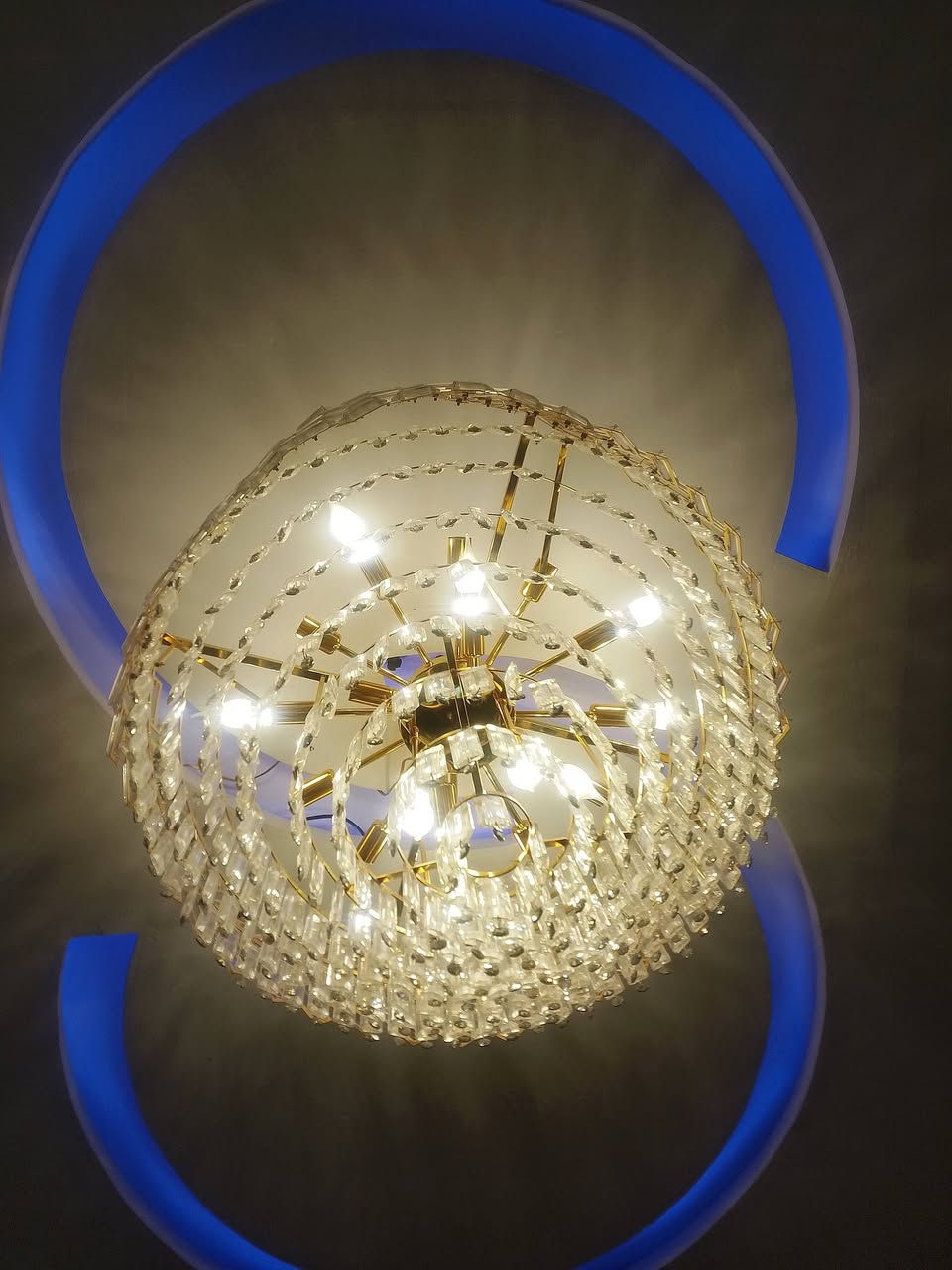 مرحبا للبيع
عندي ثريا صار سنة من اخذتها
قطرها 80 سم وضخمة
بيها يمكن 16  او 18 مكان كلوب
اخذتها بوقتها من الاعظمية ب300
اريدها ب 150 قفل
بغداد/الشعب
***********
