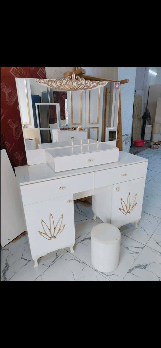 سلام عليكم غرفة نوم 8 قطع للبيع (450) وبيها مجال مكاني بغداد الحرية ***********
