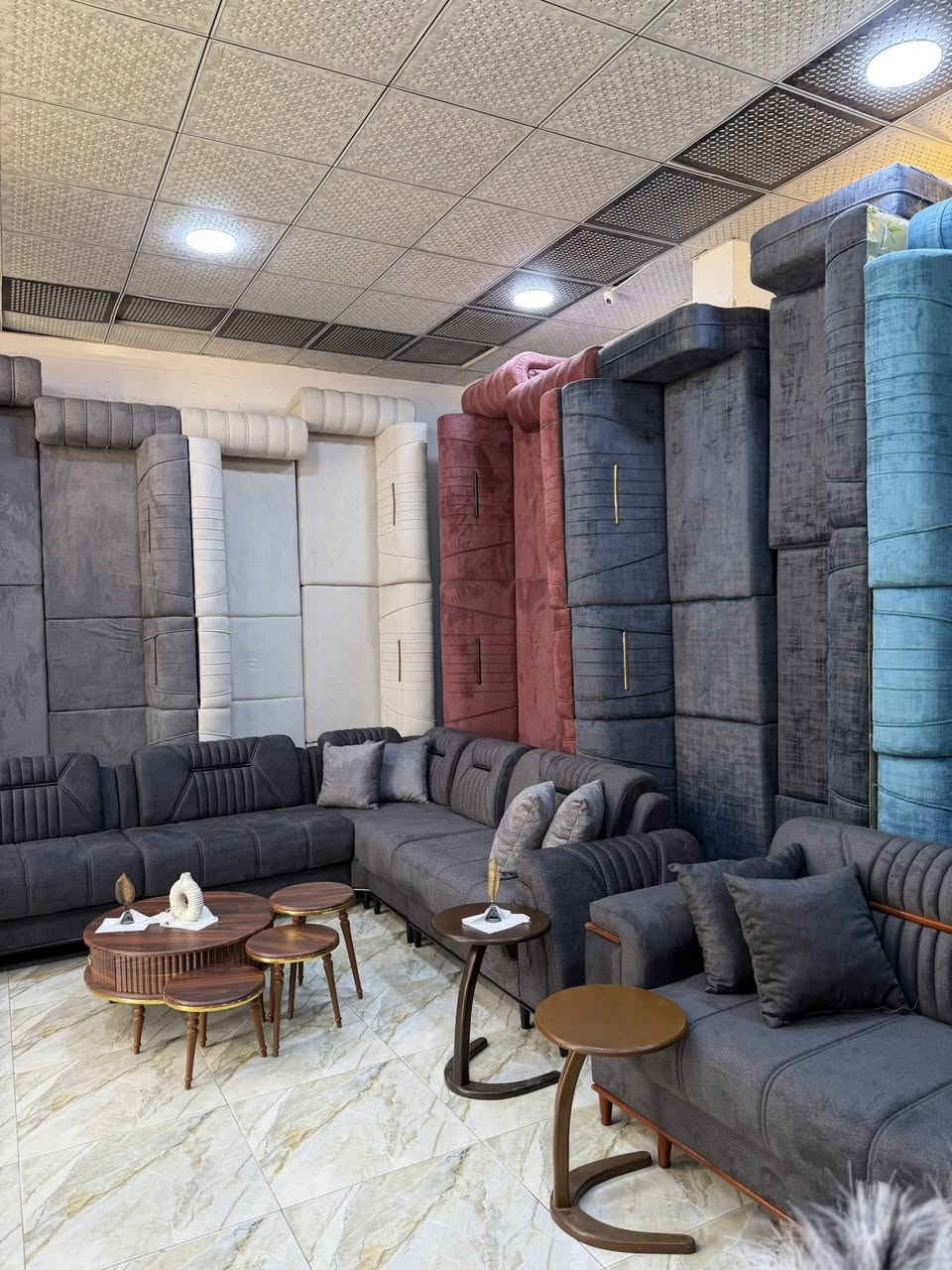 ديوان 10 مقاعد 
قياس 7 متر بي زاويه و3 جوكر تتحكم بالقياسات التناسبك 
جديد بي 4 الوان 
للحجز ***********
***********
