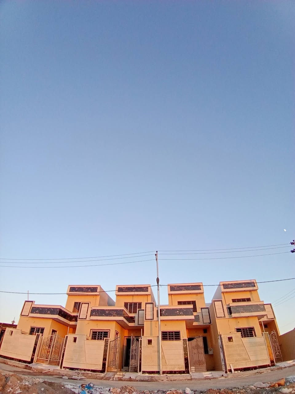 اربع بيوت للبيع في حي الملايين الثاني مجمع الملك سند 25 زراعه مساحه الدار الواحد 110 متر الواجهه 6 النزال 18 قيد الانشاء تسليم مفتاح السعر 65 وبيها مجال الاتصال على الرقم الموجود على الشاشه) ***********) ***********
