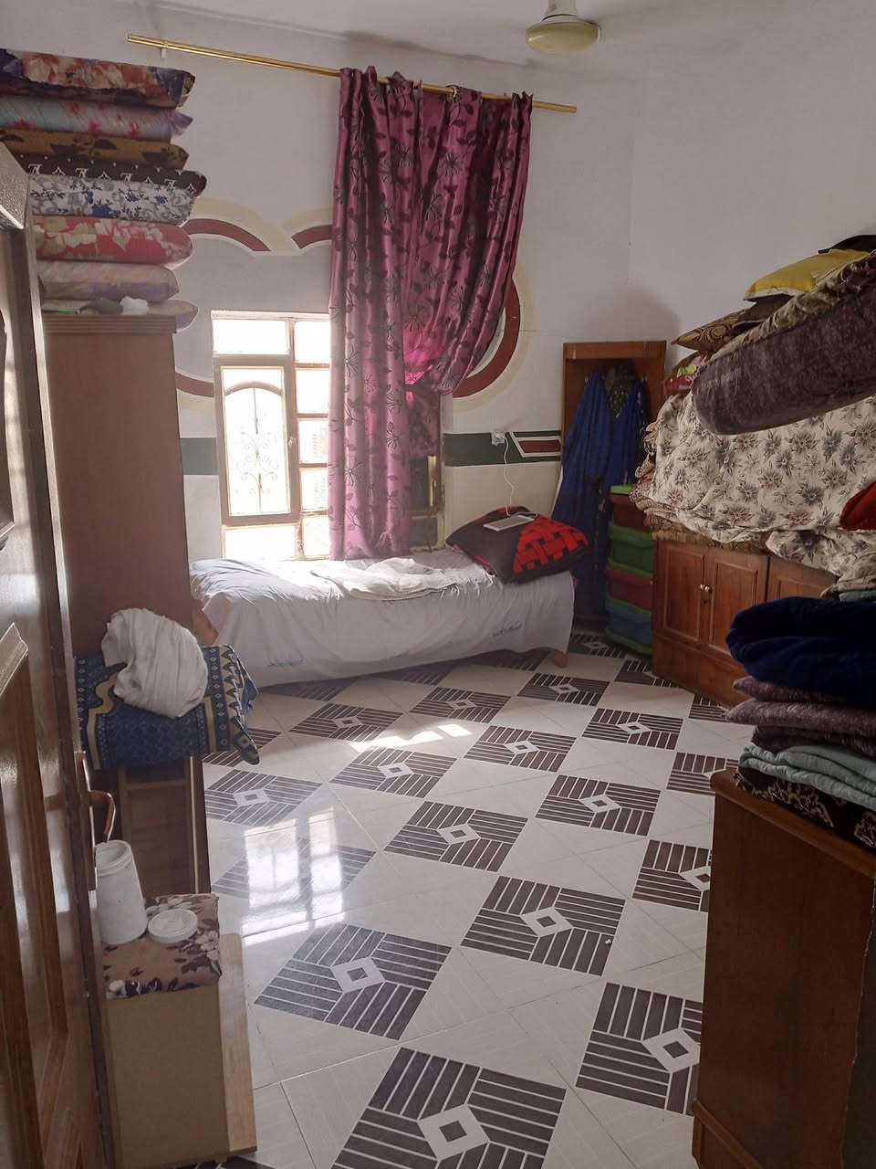 بيت للبيع عنوان شهربان جعار زراعي مقابل ملعب خماسي مساحة 260 متر استقبال مطبخ قرفتين نوم وصاله وصحيات مخزن هاتف ***********
