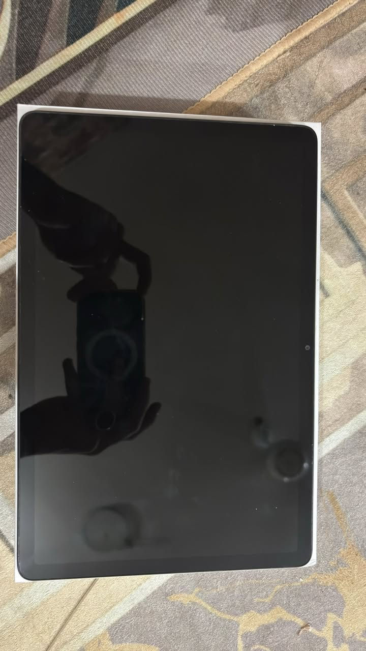 جهاز Redmi Pad SE (مستعمل بحالة الجديد) للبيع 📢
لكل من يبحث عن تابلت مالي للـدراسة، المشاهدة، أو الألعاب الخفيفة وبسعر ممتاز! الجهاز نظيف جداً واستخدامه كان خفيفاً ومقتصراً على الدراسة فقط.
📋 المواصفات الكاملة للجهاز:

 الذاكرة والتخزين: ذاكرة عشوائية (RAM) بحجم 8GB مع مساحة تخزين داخلية واسعة 256GB (أعلى فئة بالجهاز).

 المعالج: معالج ثماني النواة من نوع Snapdragon (بدقة تصنيع 6 نانومتر) لأداء سلس ومستقر.
 الشاشة: شاشة بحجم 11 بوصة بتردد 90Hz مريحة جداً للعين أثناء القراءة والدراسة.

 الصوت: يحتوي على 4 سماعات ستيريو تدعم تقنية Dolby Atmos لتجربة صوت سينمائية ونقية.

 البطارية: بطارية ضخمة تدوم طويلاً للاستخدام المكثف طوال اليوم.

✨ حالة الجهاز والملحقات:
 الجهاز شبه جديد، خالي من أي عيوب أو خدوش.
 يأتي مع الكارتون وكافة الملحقات الأصلية.
 هدية مجانية: كفر حماية (حافظة) بلون بني مميز لحماية الجهاز بالكامل (كما موضح بالصور).
 الضمان: متوفر ضمان يفحص ويضمن للمشتري حق التجربة والاستخدام الاطمئناني.

💰 السعر: 250 ألف 
📞 للتواصل والاستفسار:
يرجى الاتصال مباشرة أو التواصل عبر الواتساب على الرقم: ***********
