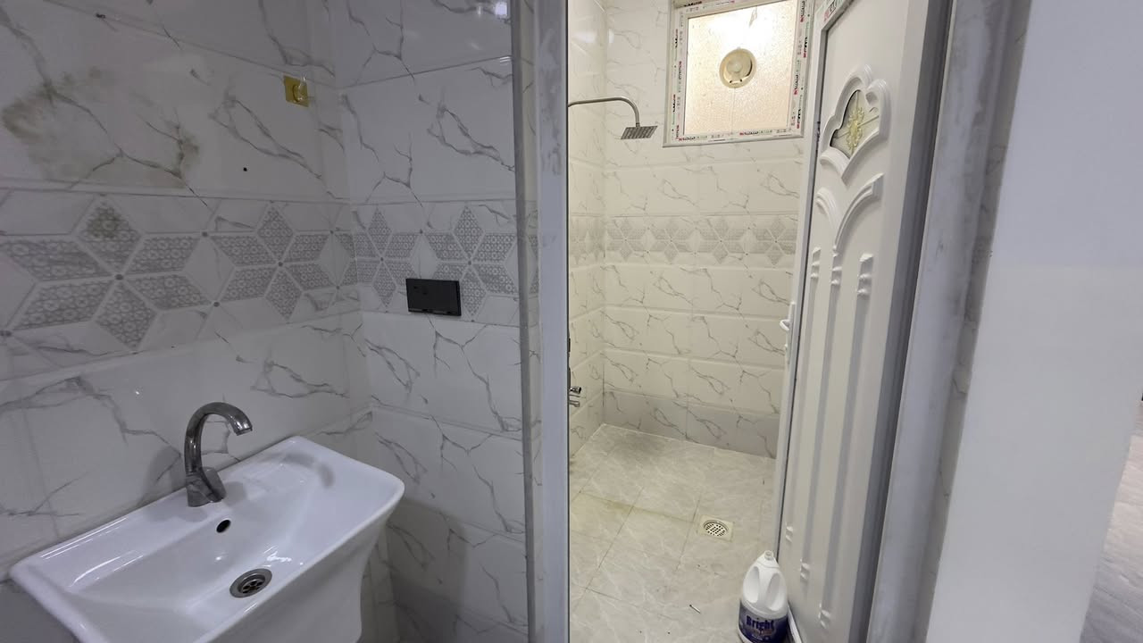 ‏السلام عليكم 
دار للايجار في حي السماح الثانيه طابق ارضي (الطابق الثاني مستأجر) 
مساحة ١٠٠ متر 
يحتوي على غرفة نوم وهول واستقبال ومطبخ وصحيات
الدار بناء حديث 

بدل الايجار ٢٥٠ الف

مكتب صفوان السنجاري 
‏***********
***********
