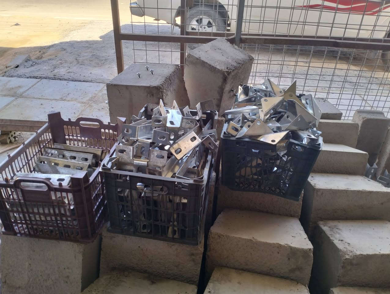 يتوفر لدينا حديد ميكانو 2 ملم لإنشاء هياكل ألواح الطاقه الشمسيه وكافة الملحقات الأخرى من صبات كونكريتيه وقواعد ومثلثات وكلامبات / العنوان كربلاء شارع السيدة زينب عمود 253 / للاستفسار ***********
