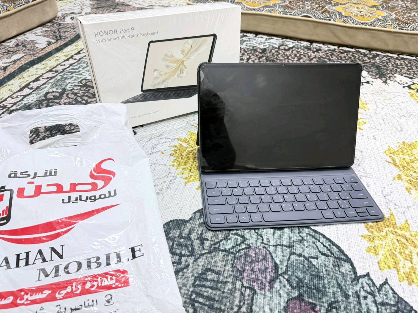 "هونور باد 9، استخدام قليل ونظيف جداً (كارتونة). الجهاز كامل غراضه والكيبورد الأصلي وياه. البطارية ممتازة وما بيه أي عيب عدا طخة بسيطة بالحافة. السعر 355 لف وقابل للتفاوض البسيط للشراي ."