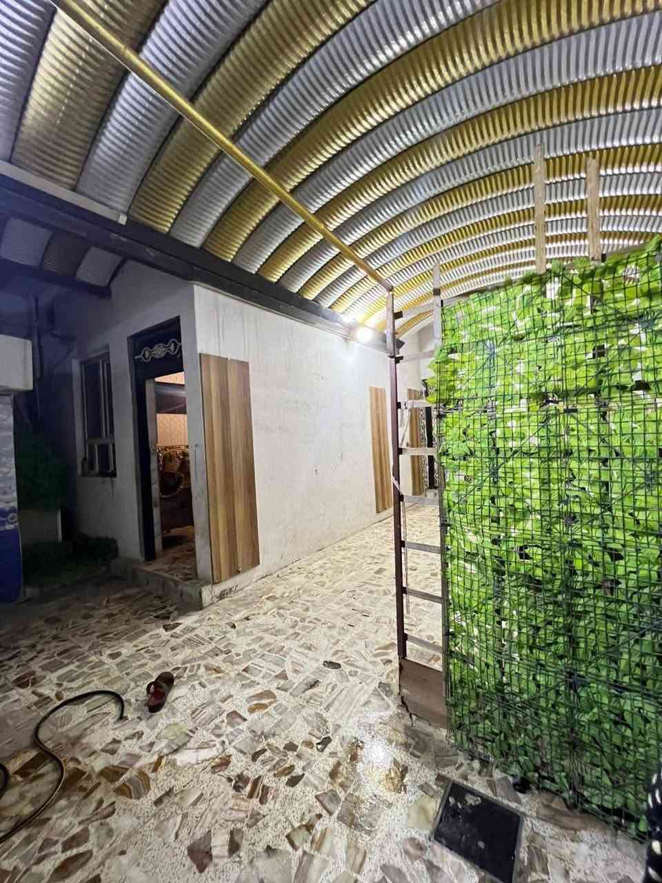 يالله اللهم صلي ع محمد وال محمد 
#بيت و #مشتمل للبيع مساحه 250 متر 30 متر مشتمل ما كامل بناء بصف البيت 
البيت نضيف جدآ اساس صب كونكريت وسقف كونكريت مسلح  البيت يحتوي ع غرفتين وصاله ومطبخ وستقبال وصحيات برا وداخل وثنين مكشوفات بيت وطارمه جبيره ومخزن فوك جبير شبه غرفه 
البيت نضيف مثل ما واضح بلصوره بيع البيت اسباب خاصه 
#عنوان البيت المطار مقابل بوابة الخروج 
#البيع مباشر من صاحب البيت #رقم صاحب البيت *********** السعر 65 وبي مجال
