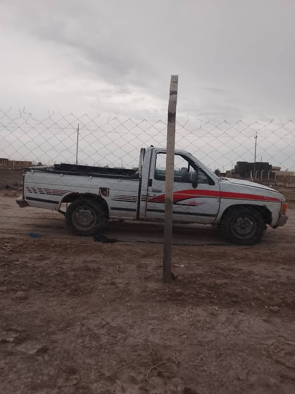 نيسان تك موديل 93 رقم انبار صدامي 
محرك وكير نيسان حجم 2000 
كير عادي مال نيسان 2003 جديد 
سياره مرتبه بدي نظيف قماره نظيفه 
سعر 15
عنوان ناصرية داخل المركز 
***********
