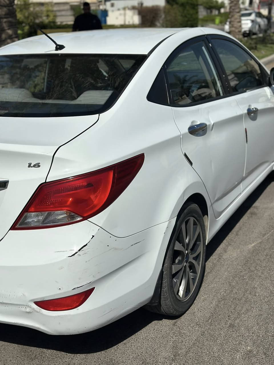 اكسنت خليجي 2016 محرك 1600 اربعه سلندر بدون حادث بيها فقط قطعه صبغ جاملغ الخلفي الوره السايق 
مواصفات السياره فتحه سويج شخاطه شاشه وكامرا 
داخل مخمل سياره نظيفه كلش 
ماشيه 100 الف كيلو متر 
رقم بغداد باسمي شرط التحويل 
السعر 110وبيها مجال 
مكانها بغداد السيدية 
*********** متواجد واتساب
