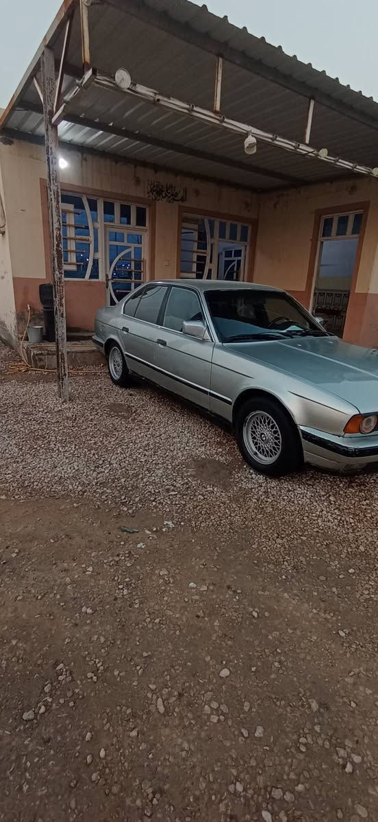 السلام عليكم ورحمه الله وبركاته بي ام للبيع او مراوس موديل ١٩٨٩ حجم 525 اصل كهربائيت حداديه كير مكينه جديد ارقام دولي بيها فقط جاملخ الخلفي بقيه مكفول راعيها يمي بل نجف تحويل مباشر جاهزه السياره مكينه مفتوح 2000 سعرها 45 وبيها شويه اتصل ***********
