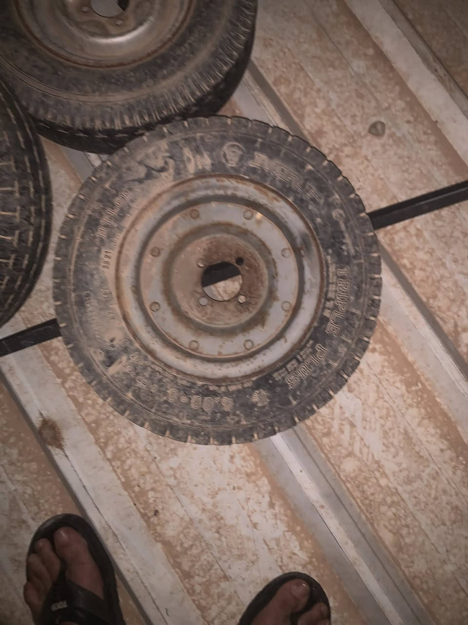 سلام عليكم عندي ذن سبيرات و تايرين نضيفات اريدهن ب ٨٥ عنوان بغداد البلديات ***********
