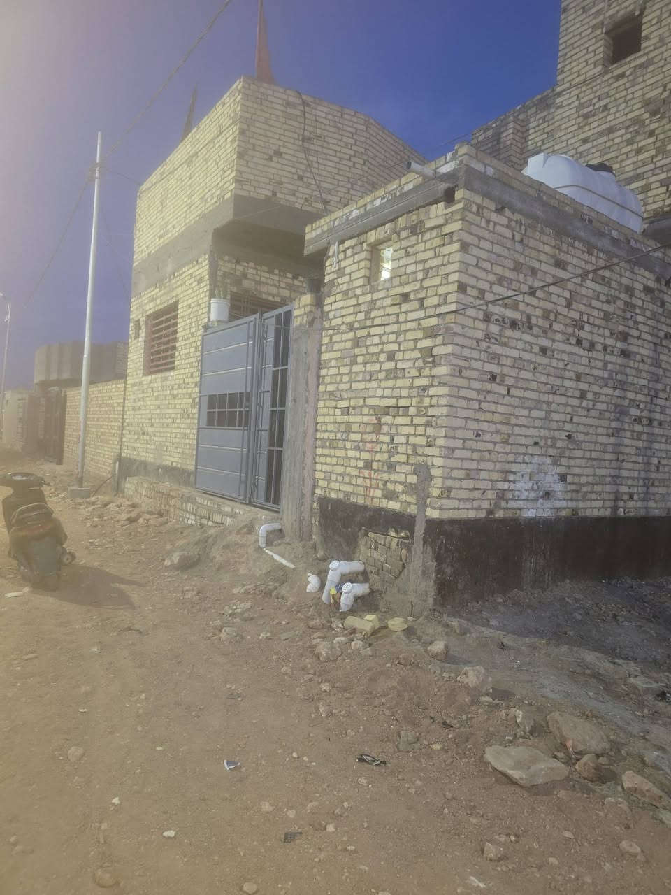 بيت للبيع طابقين كونكريت مسلح الطابق الثاني ثلاثه غرف الجوه غرفتين وصاله ومطبخ وبراني وصحيات الخدمات الشارع ماي مجاري كهرباء  التبليد انشالله بعد ايام الشركه جاي تستغل العنوان حي المعراج خلف الشركه المعراج الااتصال لصاحب الدار رقم تليفون *********** مكلف بنشر
