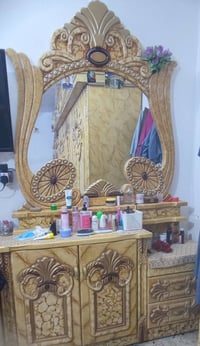 غرفة نوم • خشب وصاج • نضيفه