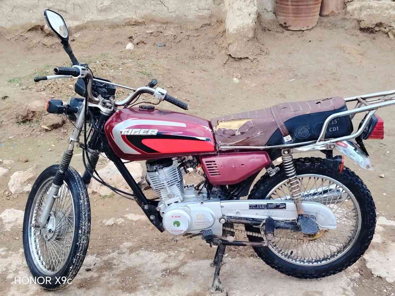 تايكر 2029محرك مفتوح لا صرف ولا اي شي كهربايات  شغاله بيع فقط السعر 300وبيها مجال جنوب الموصل الستفسار على هاذ الرقم ***********
