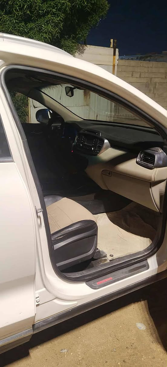 سورنتو موديل 16 خليجيه اربعه سلندر مصبوغه حزام متجايه تجوه خفيفه السعر130وبيه مجال للاستفار اتصل ***********
