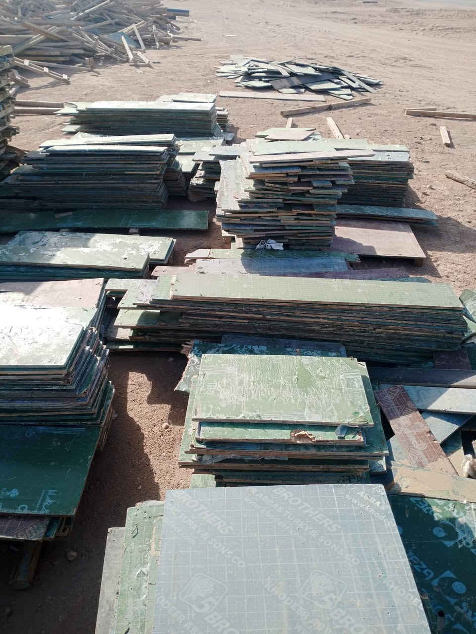 السلام عليكم 

للبيع في كربلاء …. للبيع في كربلاء 

1- بلايووود مغلون نظيف جدا مختلف القياسات ( اشرطة مقاصير ) 
سعر القطعة الكاملة المقاصير 16 الف دينار قفل .

2- سير خشب مقاصير قياس ٤ انج (10*10) سم مختلف القياسات من ١ متر لغاية ٢ متر 
سعر المكعب 350,000 دينار  . 

3- براكيتات سقفي وأرضي سعر القطعة 4 دولار 

4 - قالب حديد دائري قطر ١ متر المتوفر ٢٥،٥ متر طول سعر الطن ١١ ورقة حديد ثقيل درجة اولى 

5- حاوية 6 متر فارغة سعرها 22 ورقة وبيها مجال 

6- كرفان 6 متر أمريكي يطبك سعره 15 ورقة وبي مجال .  

للاتصال أو  واتساب : ***********
مهندس محمد 
كربلاء المقدسة
ملاحظة : فقط الحاوية والكرفان مكانهم الحصوة وباقي المواد مكانهم كربلاء .
