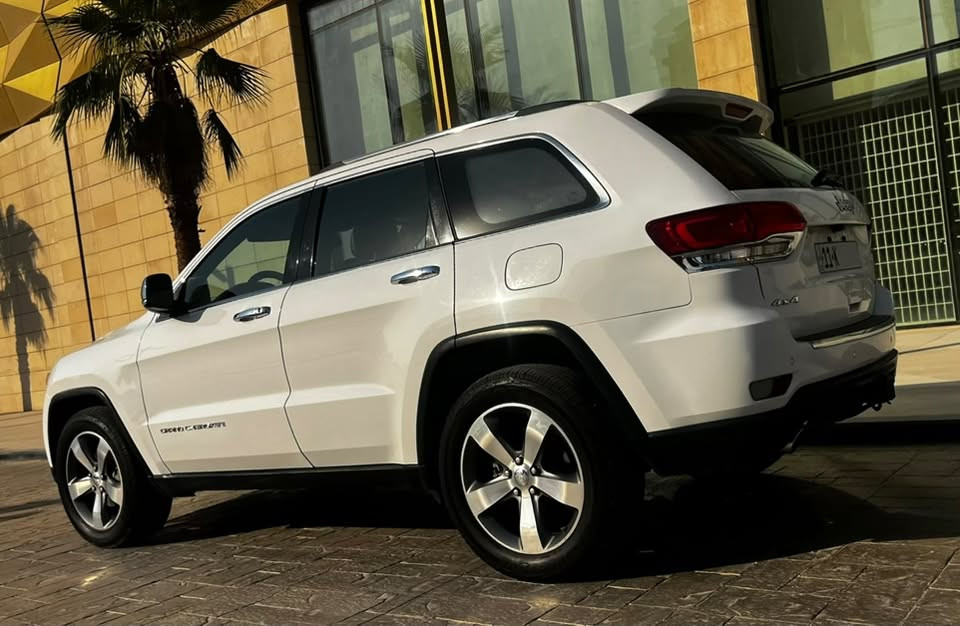 🔥 للبيع Jeep Grand Cherokee Limited 2014 🔥

المواصفات

* 🚙 وارد أمريكي

* ⚪ اللون: أبيض

* 📍 الموقع: بغداد – الدورة

* 📄 رقم بغداد إنكليزي مميز وتحويل مباشر، السيارة باسمي

* ✔️ محرك 3.6L V6
* ✔️ نظام دفع رباعي 4×4
* ✔️ ناقل حركة أوتوماتيكي 8 سرعات
* ✔️ شاشة أصلية كبيرة
* ✔️ كشنات جلد أسود أصلية
* ✔️ فتحة سقف
* ✔️ تشغيل عن بعد
* ✔️ شفتات على المقود
* ✔️ كاميرا خلفية أصلية
* ✔️ حساسات خلفية
* ✔️ بصمة تشغيل وبصمة أبواب امامي

* ✔️ نظام القيادة الرياضي (Sport) 🏎️
* ✔️ نظام ECO الاقتصادي
* ✔️ مصابيح عدسة زينون
* ✔️ مقود كهربائي مع خاصية التدفئة
* ✔️ تحكم كامل من المقود

الإضافات

* ✅ تخم إطارات ياباني bergestone قياس 20 إنج والجناي يعرف قيمة التايرات ويل كپ ٢٠ نجمة الأصلي مال الشركة 
*✅ عنبار نظام البريك جديد شركة وكالة موبار 
*✅ براد دهن المحرك جديد وكالة
* ✅ راديتر جديد أصلي Mopar
* ✅ راديتر التدفئة الداخلي جديد أصلي Mopar
* ✔️ باب خلفي كهربائي (شفط)

* ✔️ هوك سحب مقطورة مع التوصيلات الكهربائية
* ✔️ مقاعد أمامية كهربائية مع التدفئة
* ✔️ تدفئة للمقاعد الخلفية
* ✔️ تدفئة للمقود
* ✔️ ذاكرة مقاعد (3 وضعيات)
* ✔️ مرايا كهربائية قابلة للطي
* ✔️ إشارات مدمجة بالمرايا

الحالة

* ✅ السيارة نظيفة جداً واستعمال شخصي محدود
* ✅ جميع أعمال الصيانة والأدامة مجراة بشكل دوري ومنتظم

* ✅ تبريد ممتاز ❄️
* ✅ جاهزة بالكامل ولا تحتاج مصروف
* ✅ تراي وين مايعجبك 

* 💯 مناسبة للباحثين عن النظافة والمواصفات المتكاملة

* 💯 مثالية للاستخدام اليومي والسفر

للاستفسار. التواصل

* 📲 واتساب فقط: ***********

* ❌ أعتذر عن عدم الرد على الماسنجر مكلف بالنشر

والله ولي التوفيق.

