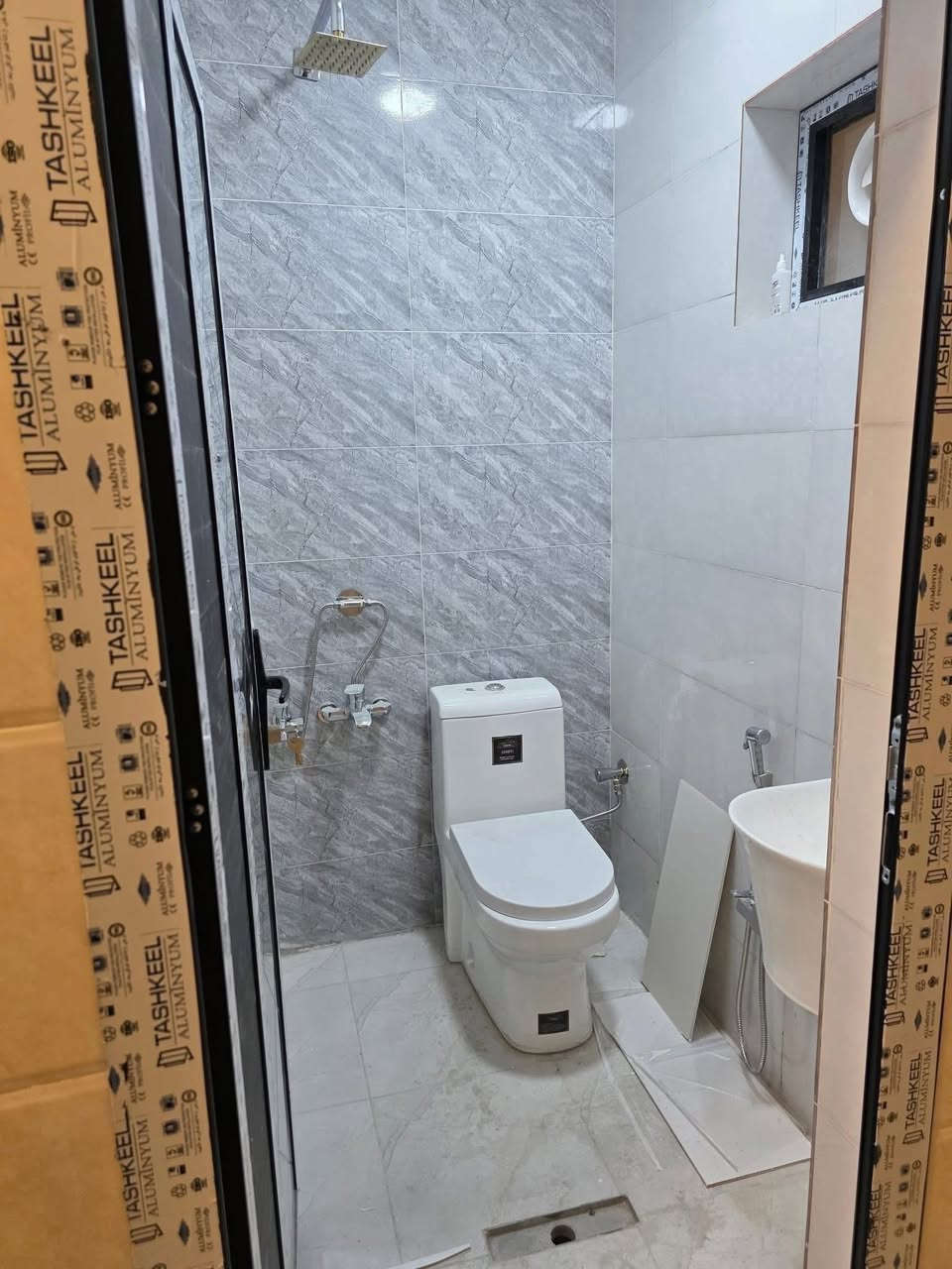 مشتمل جديد للبيع
متاح مشتمل جديد للبيع
المساحة 47 واجهة 3و10 نزال 15وربع
الطابق الأول صالة + مطبخ+غرفة نوم + حمام + منور
الطابق الثاني 2 غرف نوم +حمام
العنوان البنوك حي سومر شارع المدارس مقابيل مدرسة حنين
السعر ١٨٥
للاستفسار ***********
