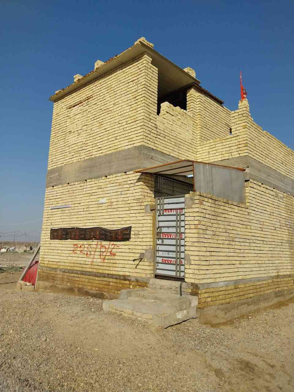 السلام عليكم دار للبيع مساحه 100 م الواجهه 6 وربع النزال 16 البيت زجيل ع شارعين يتكون البيت مطبخ بارد استقبال مفتوح ع حولي مطبخ حار وغرفه نوم واحده  والطابق الثاني هيكل صاعد بس جدران منطقه حجيه سهام الاستفسار.. الرقم ***********... ***********
