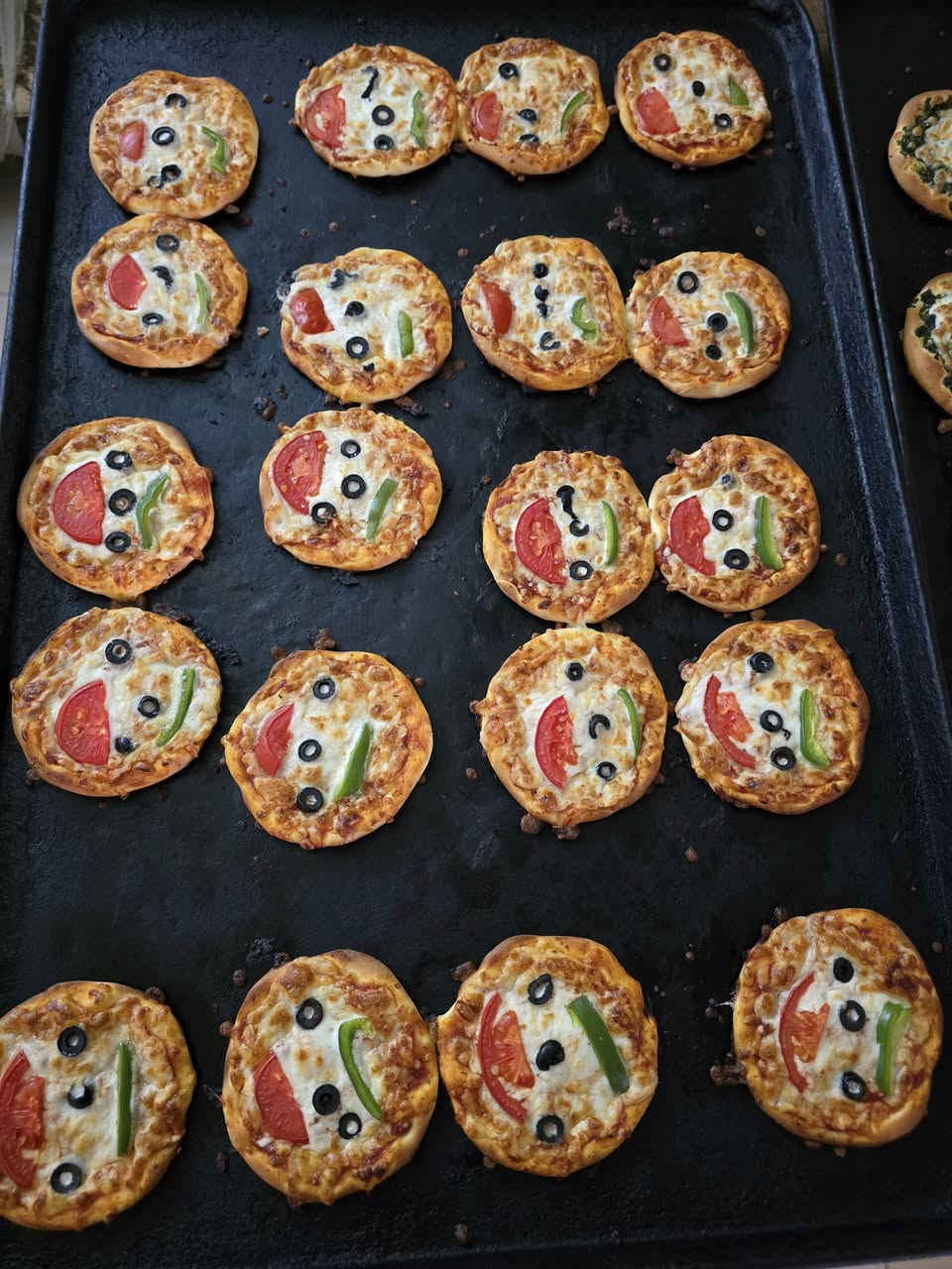 يتوفر جميع أنواع المعجنات للطلب تواصل على الخاص يوجد خدمة توصيل


**إذا كنت صاحب هذا الإعلان وتريد حذفه لأي سبب، رجاءا أرسل رسالة إلى الدعم الفني**