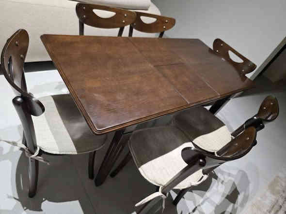 ميز و ٦ كراسي للبيع ***********
