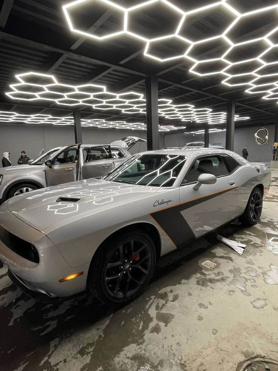 للبيع 🔶
جالنجر 2023 (last call) سلڤر🩶
سيارة ماشية 12,500  كيلو فقط
ممشى داخل العراق فقط 5,000 كيلو
مكينة 3600 
فتحة سقف 
سستم صوت Alpina 🔊 
داخل جلد كريمي مبدل امامي خلفي والبيبان بـ دبي مبدلة مو تغليف يعني
كشن كهرباء 
سيارة مغلفة ppf بالكامل ضمان
عليها بوابات كزوز صوت خفيف جداً الكتروني
ودباتها الاصلية موجودة هم 
السيارة حادثها دعامية خلفي فقط وواضحة بالصور ورصعات الجاملغ راجعة( pdr ) بدون قطرة صبغ او تكحيل 
وسونارها موجود هم 
السيارة اخت الزيرو ومن النوادر هيج حادث اخو الكلين السيارة جديدة بمعنى الكلمة 
السعر 260 وبيها مجال بسيط 
***********
