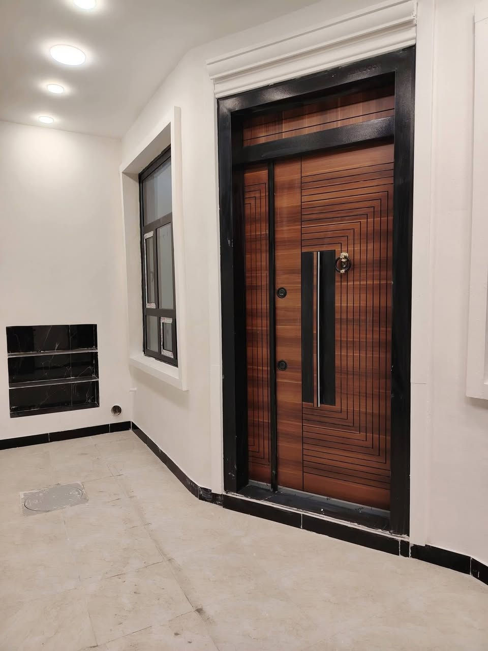 سلام عليكم بيت للبيع مساحه 100متر واجهه 6وربع نزال 16 قرار قاضي يحتوي ع مدخلين ستقبال ومطبخ3غرف نوم وخدمات 2 بيت زيروو تنازل من شركه مباشر بسمي العنوان دوره مدخل البعيثه مجمع سلطان 3 فرع مفتوح  قريب عن شارع العام فرع قصير عرض شارع 8متر بدون دلاليه مباشر من صاحب الدار الاستفسار الاتصال ع *********** متواجد ع واتساب مازنجر السعر 137بي مجال للطيبين
