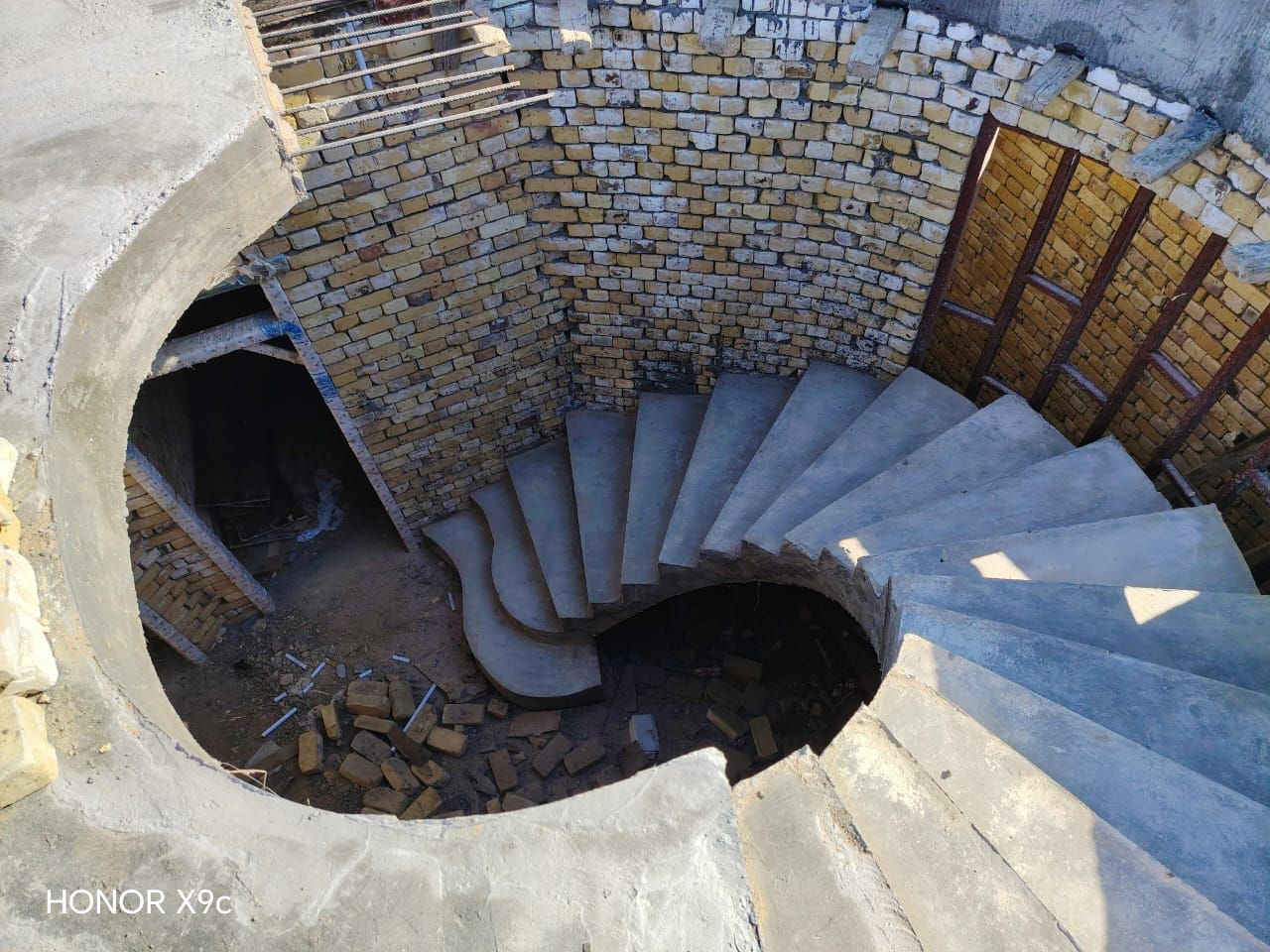 ***********السلام وعليكم  اي شخص محتاج صب رباط او صب البيت من الداخل اوصب فوك تصليطه يرسلني كادر كامل من خباطه وعمال شغل نضيف ***********وتساب.
