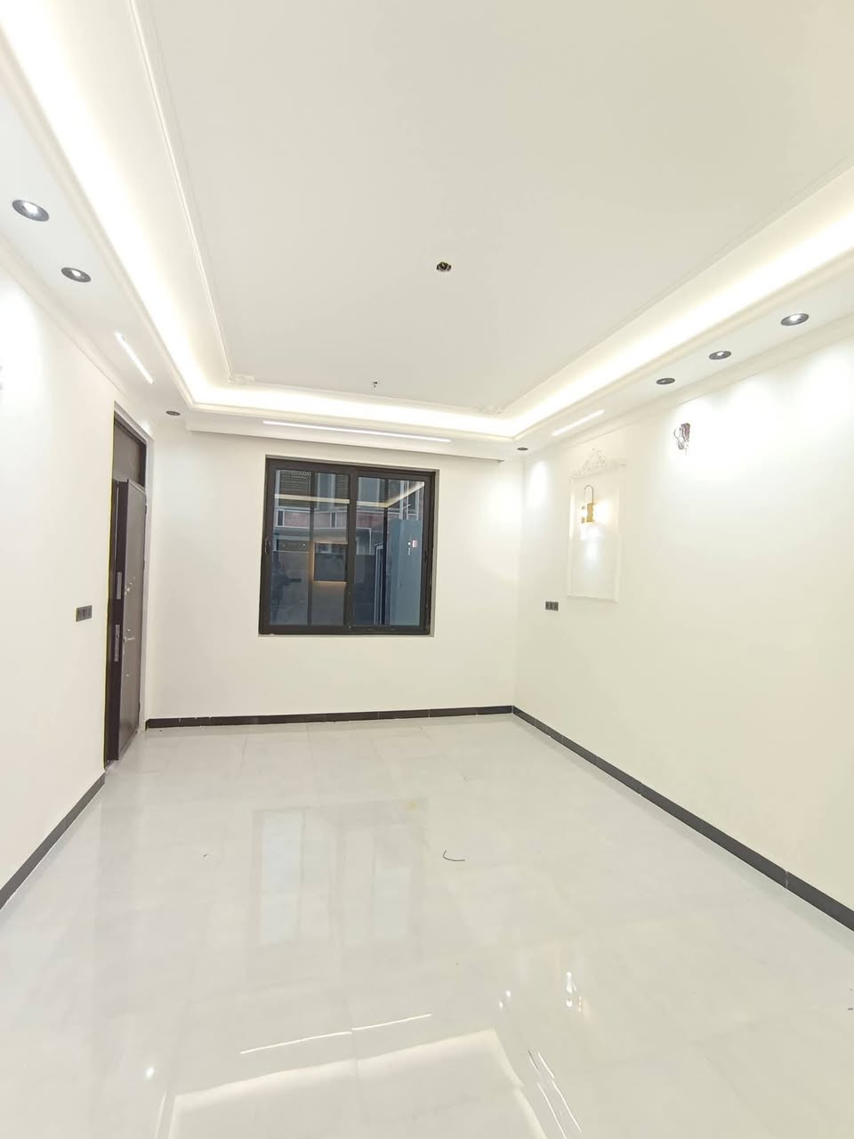 دار للبيع بناء حديث حله نادر الأولى حي الزيتون
المساحــــــة  180 متر طابو زراعي سند 25 

الــوآجـــهــة  9 متر
النــــــــــــزال 20متر 
     

طابقين اربع غرف نـــــــوم وصاله وكليدور ومطبخ حار وبارد ومجمع صحيات داخلي وخارجي  وكراج سياره 

تبليط مجاري كافة الخدمات عرض الشارع 10متر 

لـــلاســــتـــفـــســـار ***********
مراجعة مكتب سومر للعقار نادر الاولى على الشارع الخدمي قرب حسينيه حنتوش
