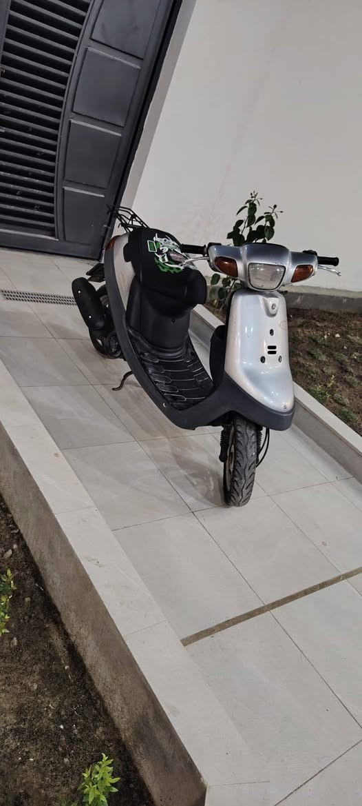 السلام عليكم دراجه بطه ٢٠٠٣ جديده قبل خمس اشهر مشتريها حاويه وقليل استخدامها سعرها ٦٠٠ وبيها مجال الاتصال عل الرقم ***********
