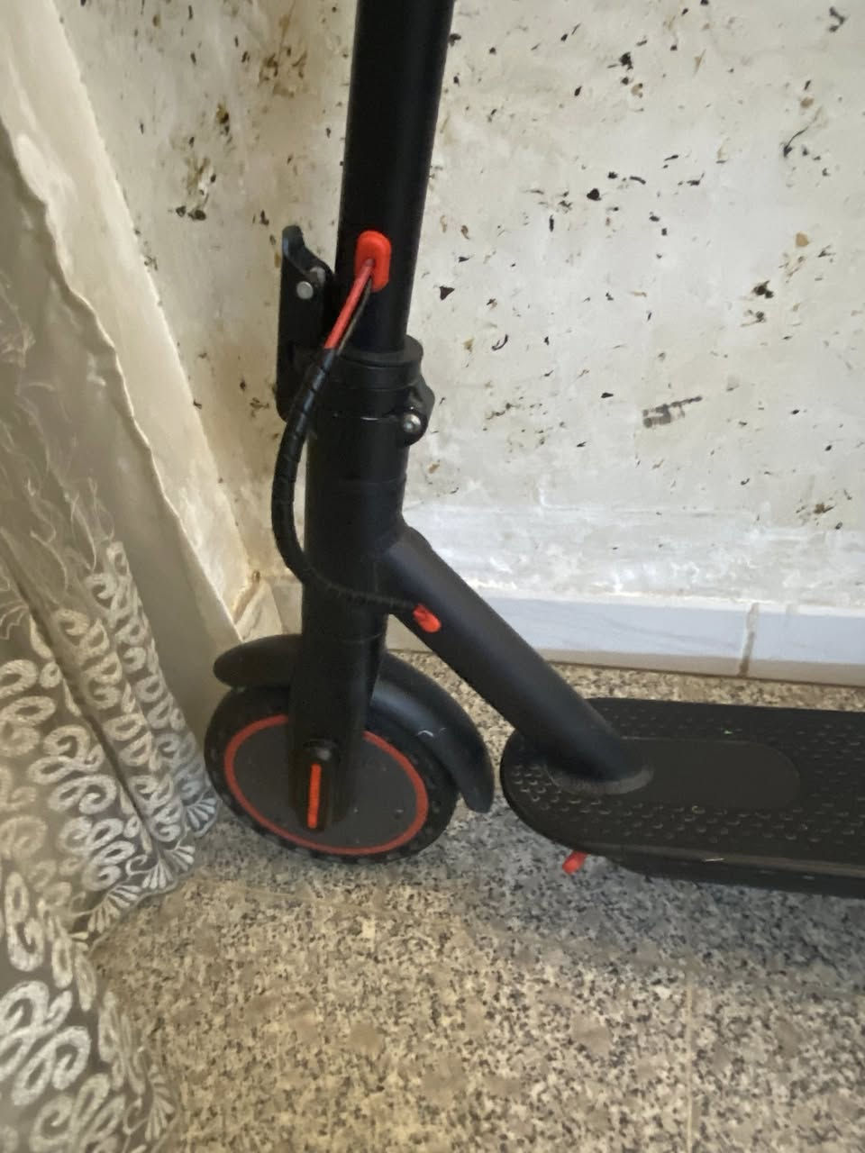 السلام عليكم

سكوتر كهربائي  Lanzod pro مستعمل للبيع 
٣ سرع 
ايكو 
درايف 
سبورت 
سرعته ٥٥ كم  بطاريه ليثيوم 
كلوب لد 
بريك شغال وبحاله جيده السكوتر 
شاحنته موجودة 
السعر ٢٠٠ الف دينار وبي مجال
مكاني بغداد / الدوره 

م / ***********
