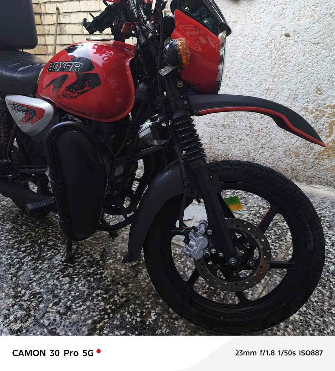 السلام عليكم بوكسر 23 داخله بل24 رقم نكليزي كامل تحويل ثاني يوم تريد احولك ماكو شكال الدراجه مثل شوفت عينك بالصوره تجي بالواقع تشوفها مثل البصوره ماكو اي ختلاف الدراجه خرسه بس المشكله الكابريتر يطوف رايدله تنضيف وماعرفله المكان حي اور والشعب ثنينهن متواجد السعر 2500 مليونين ونص وبيها مجال بسيط حك الجيه الرقم *********** وشكرا
