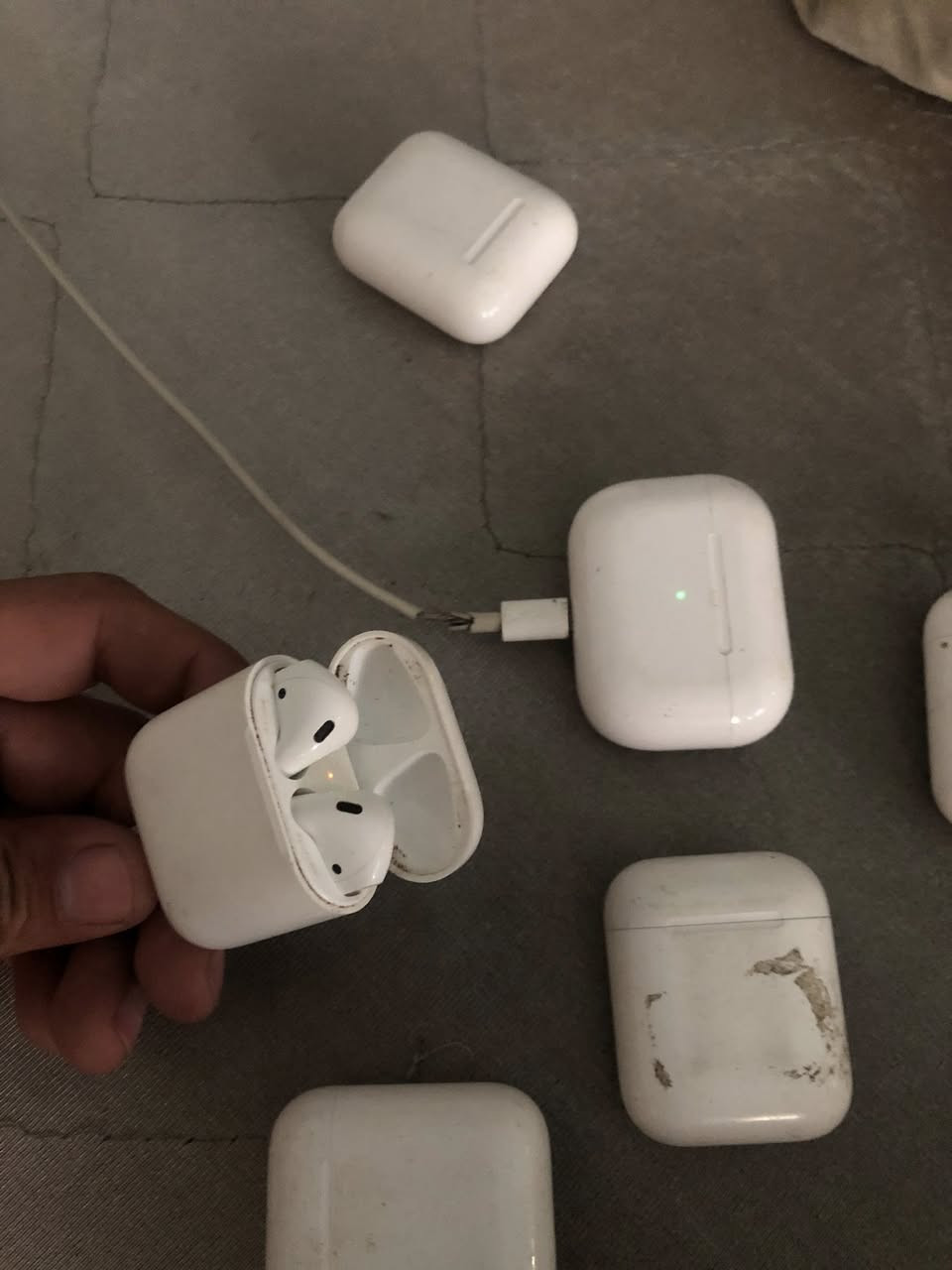 السلام عليكم ايربودات اصليات جيل ثاني وحده ثالث ابيع فحم شرط اصليات  تخليهن على شحن يشحنن بس ماعرفنا نربط ميربطن على سامسونج عدد القطع 6السعر 65 الف شلع عنواني بغداد بنوك ***********

