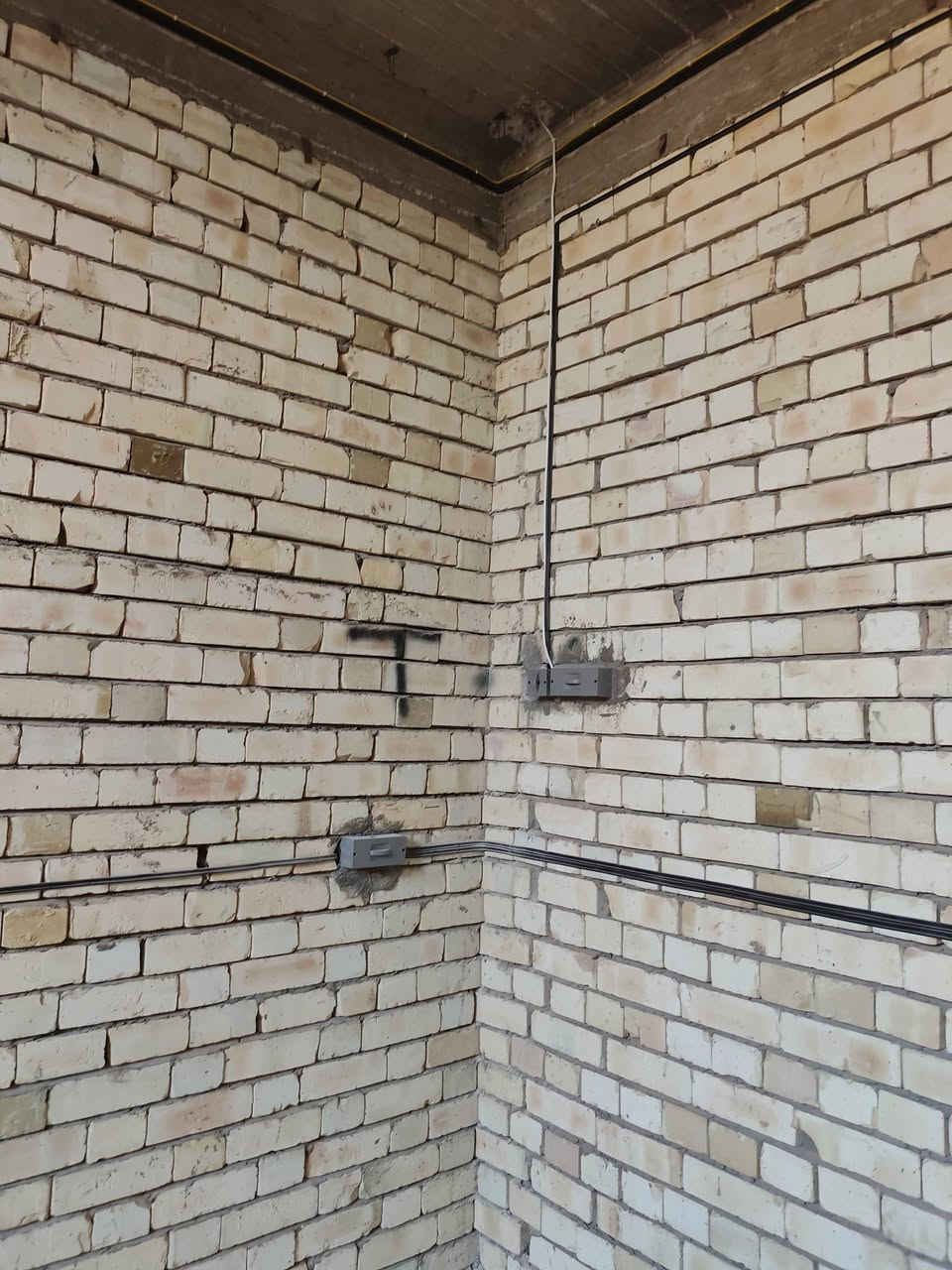 🏡 كل تأسيس متقن هو بداية منزل آمن ومريح لسنوات طويلة.
تم بحمد الله تنفيذ تأسيس كهربائي متكامل لمنزل بمساحة ٢٠٠ م² مكوّن من طابقين، مع الالتزام بأعلى معايير الدقة والجودة.
🔹 التأسيس باستخدام أسلاك سيمنز الفنار لضمان الاعتمادية والأمان. 🔹 تنفيذ منظومة كاميرات مراقبة (٥ كاميرات). 🔹 تنفيذ منظومة إنترنت بتوزيع احترافي يضمن أفضل أداء واستقرار. 🔹 تنفيذ جميع الأعمال بدقة واهتمام بأدق التفاصيل لضمان أفضل نتيجة.
⚡ تنفيذ كادر الماستر للتأسيسات الكهربائية وبوردات السيطرة.
نسأل الله أن ينال عملنا رضاكم، وثقتكم هي الدافع لتقديم الأفضل دائماً.
📞 للاستفسار والحجز: ***********
