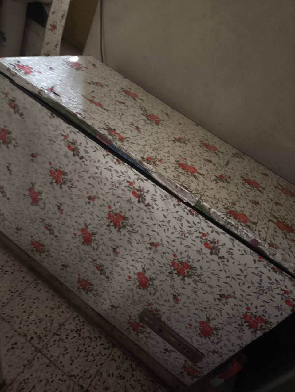 السلام عليكم احبتي 
مكلف بالنشر . أغراض منزليه نظيفة للبيع عنوان حي معلمين
للاستفسار الاتصال ***********
المواد . معرض وتخم 11 مقعد ومجمدة وميز تواليت مراية وغسالة اطفال صغيرة. جميع المواد نظيفات
