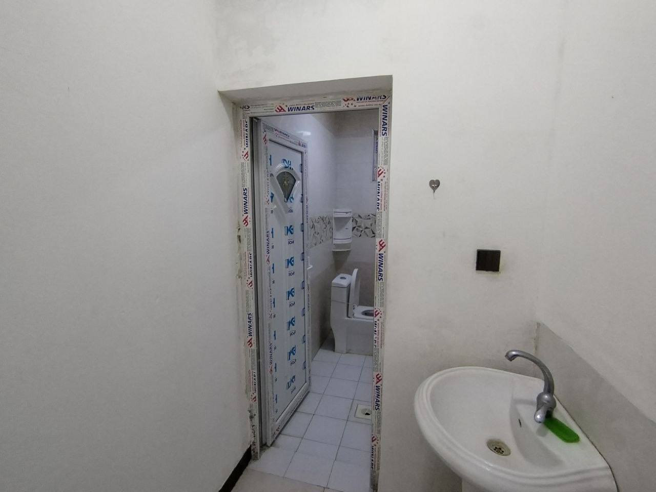 بيت مع شقة ب99 مليون فقط تدفع نقدا و المتبقي 84,364,000 تدفع في 131 بقسط شهري 644 لمدة عشر سنوات و 11 شهر
التفاصيل :
بيت  ٢٠٠ متر طابق ارضي و شقة  (الطابق الأول معزول تماما) داخل مجمع لؤلؤة ساوة مقابل المستشفى الالماني الجهة القريبة من الشارع العام و مرقد على الظاهر 

الطابق الأرضي 
يحتوي 2 غرف نوم و استقبال و مطبخ و 2 مجاميع صحية و حديقتين أمامية و خلفية و كراج مجهز بماطور ماء و سخان و كهربائيات و خط مولدة و محول تلقائي. 

الشقة طابق اول ( درج و باب منفصل للشارع) 
مكونة من غرفتين مع مطبخ و مجموعة صحيات ، مزودة بخط مولدة و خدمات كاملة

يصلح لسكن عائلتين او للاستثمار 
للتواصل
*********** واتساب فقط.
