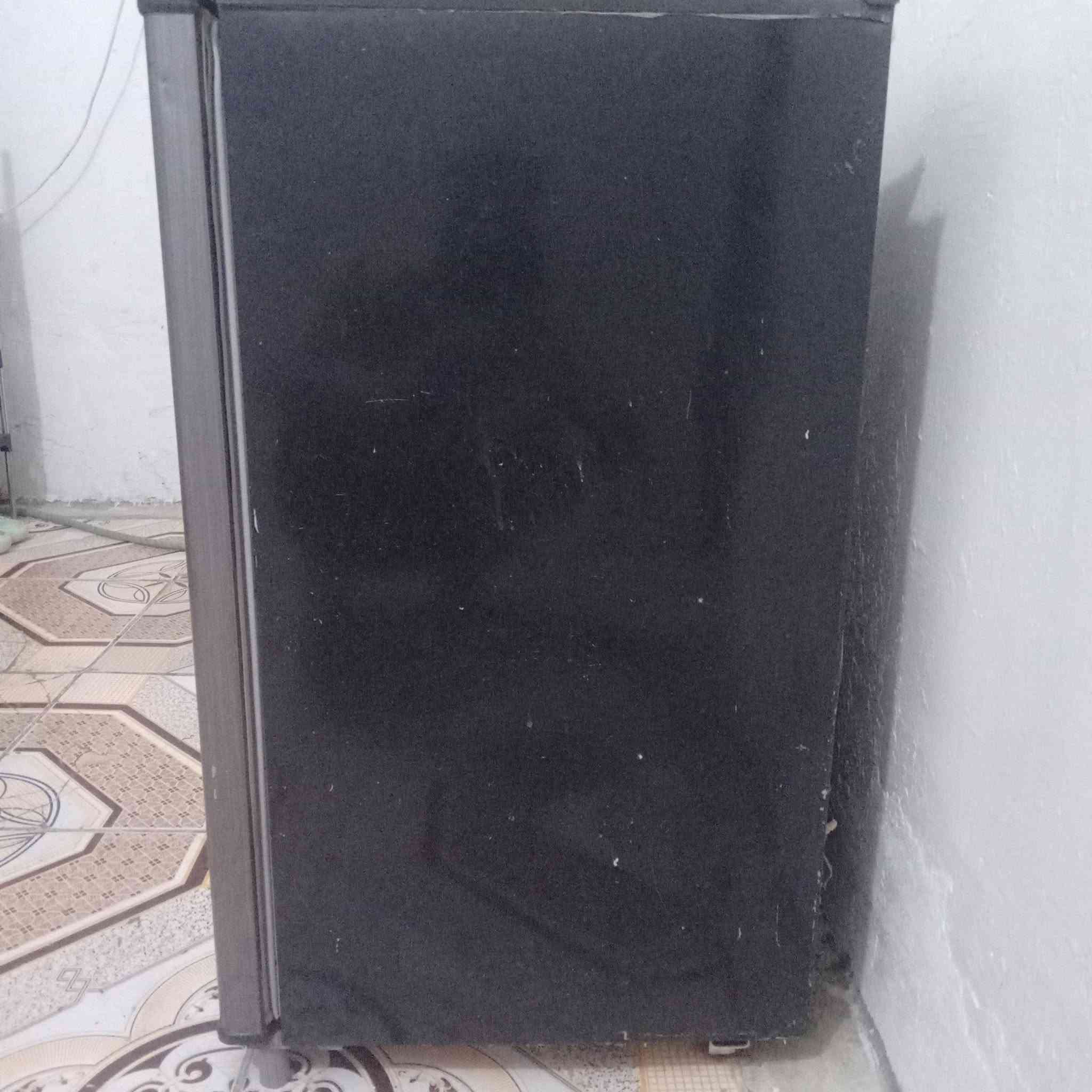ثلاجه نضيفه حجم صغير السعر ٧٥ قفل المكان نهاية شارع الكهرباء رقم الهاتف ***********
