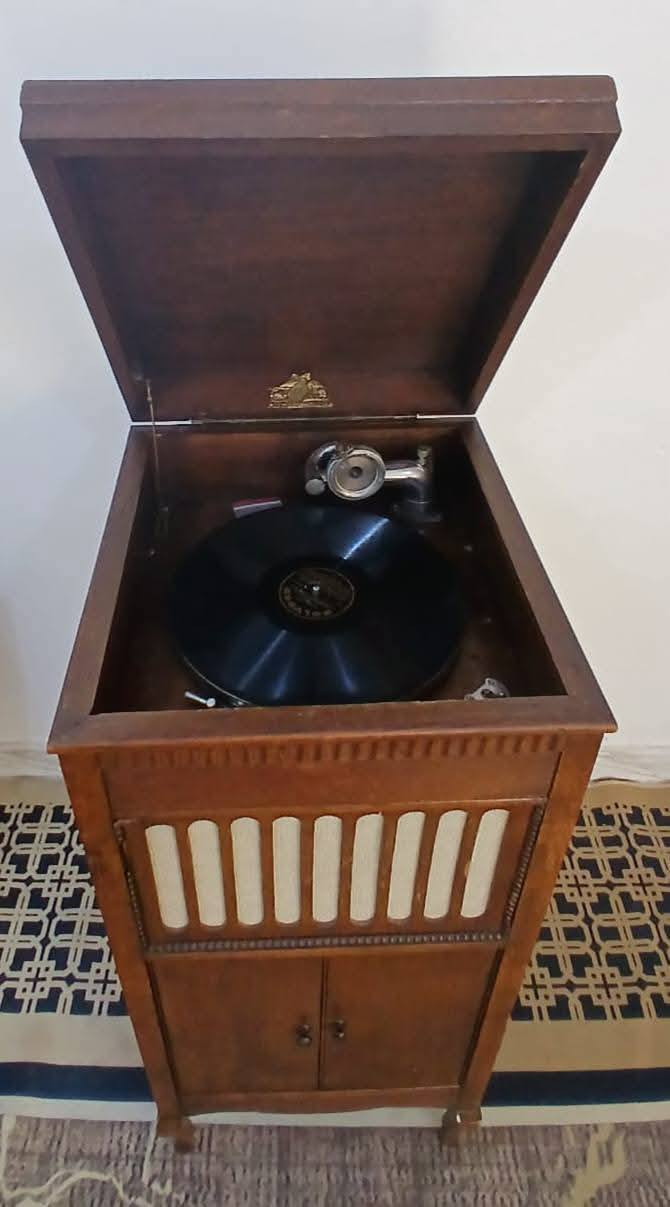 السلام عليكم
كرامافون (هندر) بدون كهرباء سنه الصنع 1920 ماركة فيكتورلا والمعروف بـ (ابو الكلب) اجلكم الله نظيف جدا شغال السعر على الخاص مكاني بصرة وتوجد خدمه توصيل .


**إذا كنت صاحب هذا الإعلان وتريد حذفه لأي سبب، رجاءا أرسل رسالة إلى الدعم الفني**