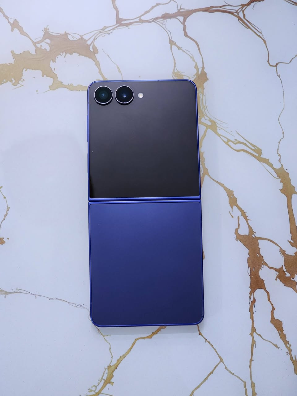 📱 للبيع Samsung Z Flip7  512 احدث جيل السابع لون الازرق 

• الذاكرة:( 512GB ) الكبيره 

• الجهاز نظيف جداً جداً

🔵ما مفتوح ولا مصلّح نهائياً 🔵

• السيم كارت متوقف

📍 المكان: بغداد – الكريعات
💰 السعر: 750
📩 للتواصل: خاص


**إذا كنت صاحب هذا الإعلان وتريد حذفه لأي سبب، رجاءا أرسل رسالة إلى الدعم الفني**