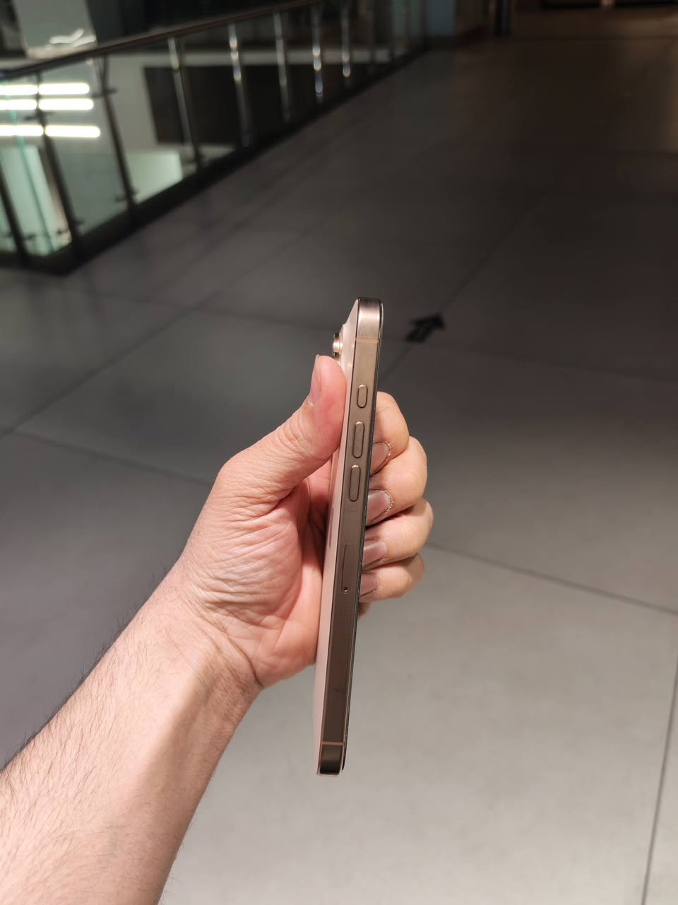 Iphon 16 pro max
ايفون ١٦ برو ماكس (ضمان ماستر) 
ذاكرة : ٢٥٦
بطارية :  ١٠٠ ٪ 
عدد دورات الشحن :   ١٠٠ دورة فقط
استخدام شهرين 
باقي للضمان ١٠ اشهر 
اخو الجديد ونضافته فول مثل ما واضحة بالصور 
الكيبل الاصلي انقطع بس انطيك شاحنة اصلية انكر وياه هم استخدامها قليل 
السعر ١٤٥٠ وبي مجال للاتصال : (***********) 
مكاني بغداد الجادرية
