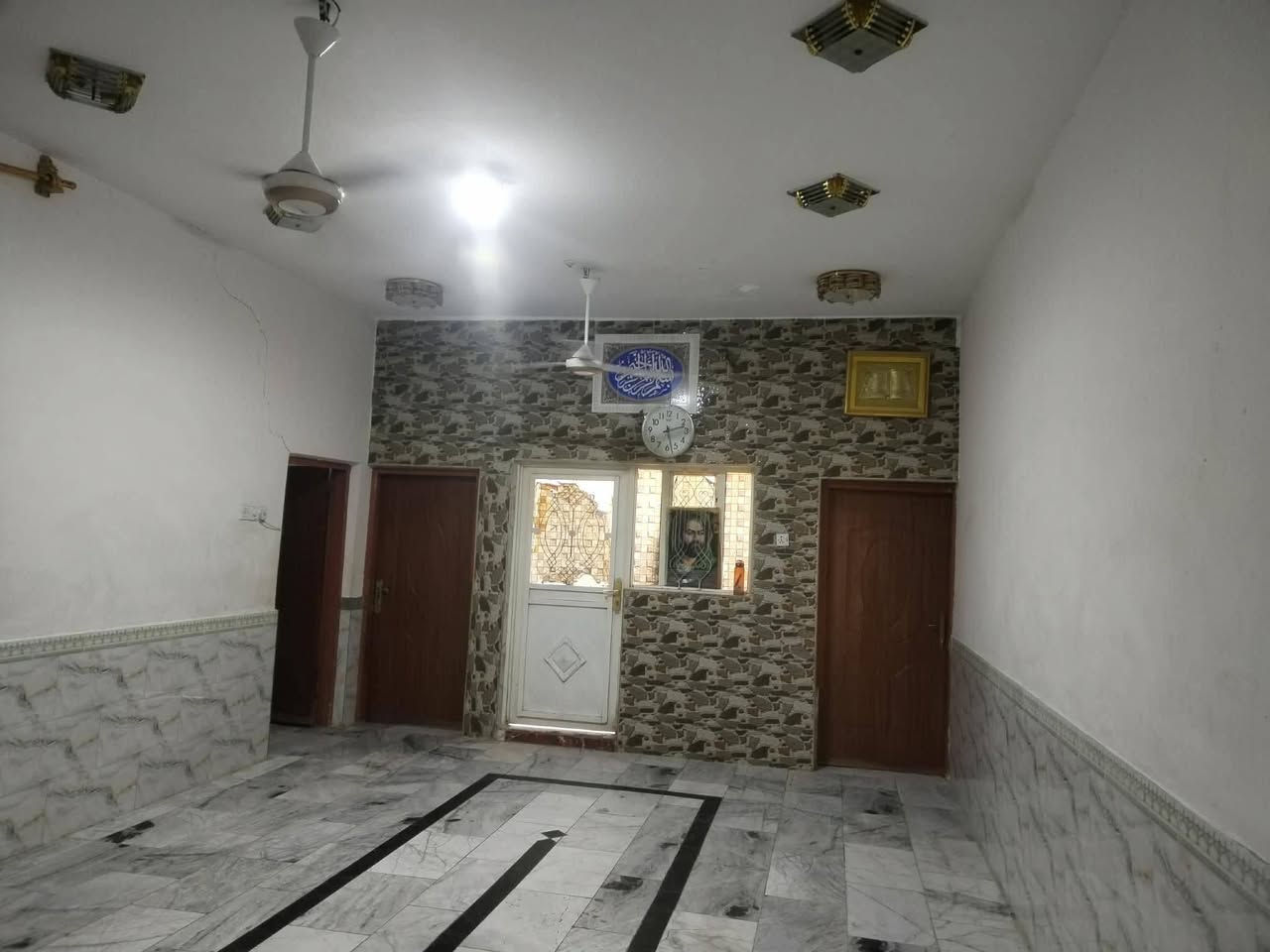 دار البيع حي جامع قرب ال رمضان يعني بنص السوك وتجاري
المساحه 220 يتكون من 3غرف اكبار صاله كبيره مناور 2 داخل البيت مطبخ استقبال صحيات خارجيه سكف اعكاده البنا البيت 2017

السعر مناسب على خاص
 او الاتصال على الرقم ***********
***********
