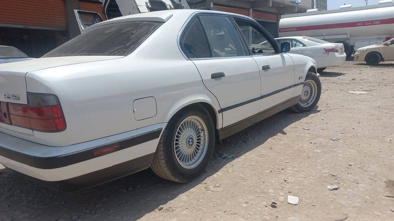 بي ام دبليو موديل 1992 خليجي السيارة
مواصفات خليجية السيارة استلام شركة 
محرك حجم 525 عدل. سيارة جاهزة ومصروف عليها. رقم نينوى الماني / كوبون بانزين / تحويل مباشر / سيارة بيها 4 قطع صبغ جمالية. 

سعر السيارة 75 ورقة ومجال. 

تفاصيل اكثر الاتصال على التالي / ***********
