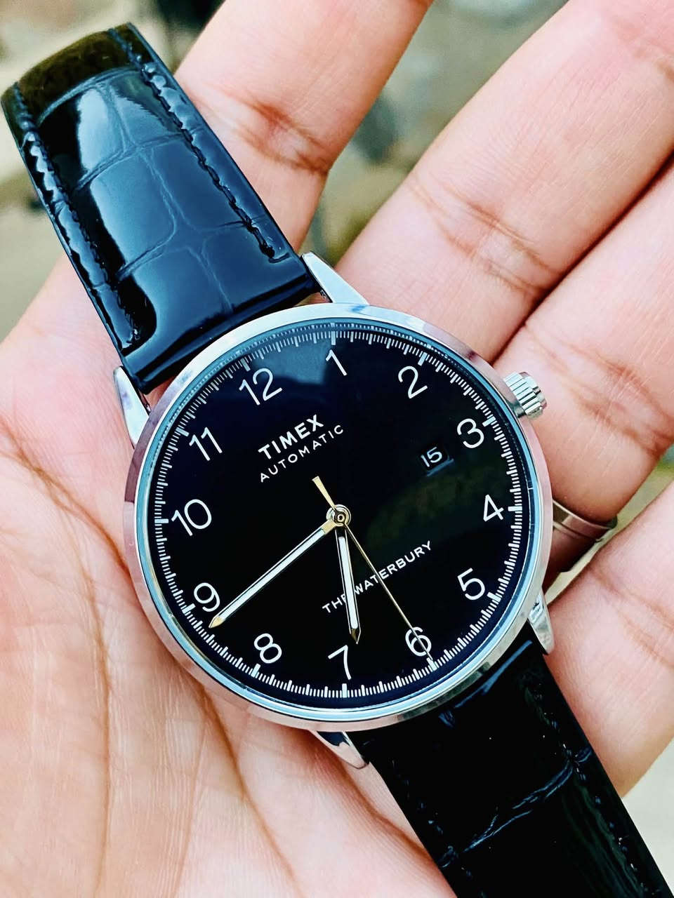 Timex Waterbury Classic  ساعة اوتوماتيك تايمكس .
نوع الحركة: ميكانيكية أوتوماتيكية (تعتمد على حركة المعصم لتعبئة الطاقة، مع إمكانية التدوير اليدوي عبر التاج).
ماكينة الساعة: ماكينة يابانية من نوع Miyota تحتوي على 21 حجراً (Jewels) لتقليل الاحتكاك وزيادة عمرها الافتراضي.
مخزون الطاقة: يصل إلى 40 ساعة عند عدم ارتدائها.
حجم الهيكل: القطر 40 ملم، والسمك حوالي 12 ملم.
مادة الهيكل: الفولاذ المقاوم للصدأ (Stainless Steel) المصقول والملامس.
الميناء: باللون الأسود اللامع مع أرقام عربية كاملة وعقارب مضيئة في الظلام.
نافذة التاريخ: تقع عند مؤشر الساعة 3.
مقاومة الماء: حتى 50 متراً (5 ATM) مما يحميها من الرذاذ والسباحة الخفيفة السطحية.
الحزام: جلد طبيعي أسود بنقشة جلد التمساح (Croco-pattern) وبعرض 20 ملم.


**إذا كنت صاحب هذا الإعلان وتريد حذفه لأي سبب، رجاءا أرسل رسالة إلى الدعم الفني**