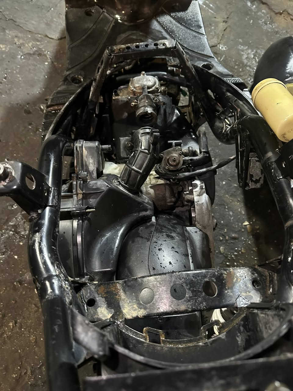 السلام عليكم 
شاصي سكنس فحل ومكينه شغاله نقص كابريتر وصالصه 
وسوادات وضفيره ابيع كوم حديد  
مكاني بغداد الشعله 
السعر٢٢٥
***********
